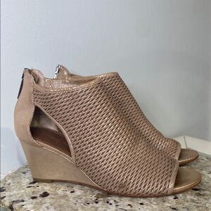 Donald Pliner Jace Perforated Metallic Leather Peep Toe Wedge Sandal Size 8.5